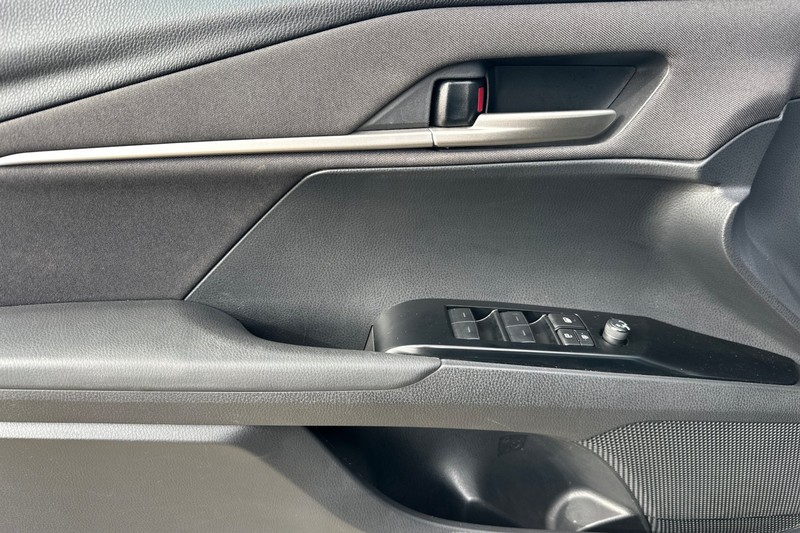 Toyota Camry Vehicle Full-screen Gallery Image 11