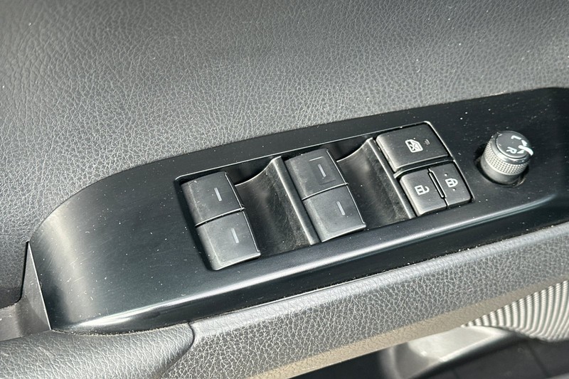 Toyota Camry Vehicle Full-screen Gallery Image 12