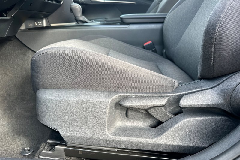 Toyota Camry Vehicle Full-screen Gallery Image 13