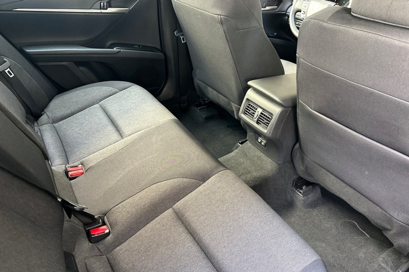 Toyota Camry Vehicle Full-screen Gallery Image 17