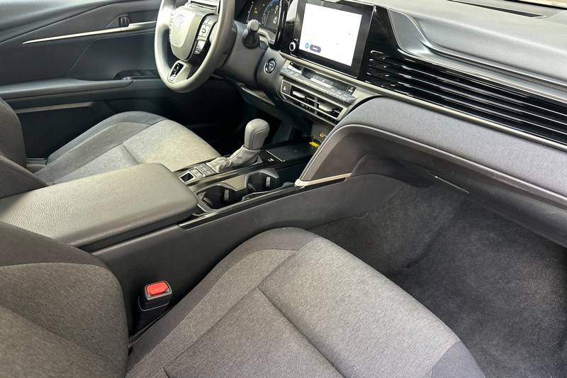 Toyota Camry Vehicle Full-screen Gallery Image 18