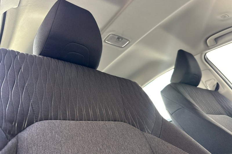 Toyota Camry Vehicle Full-screen Gallery Image 19