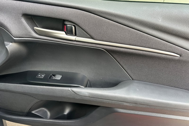 Toyota Camry Vehicle Full-screen Gallery Image 20