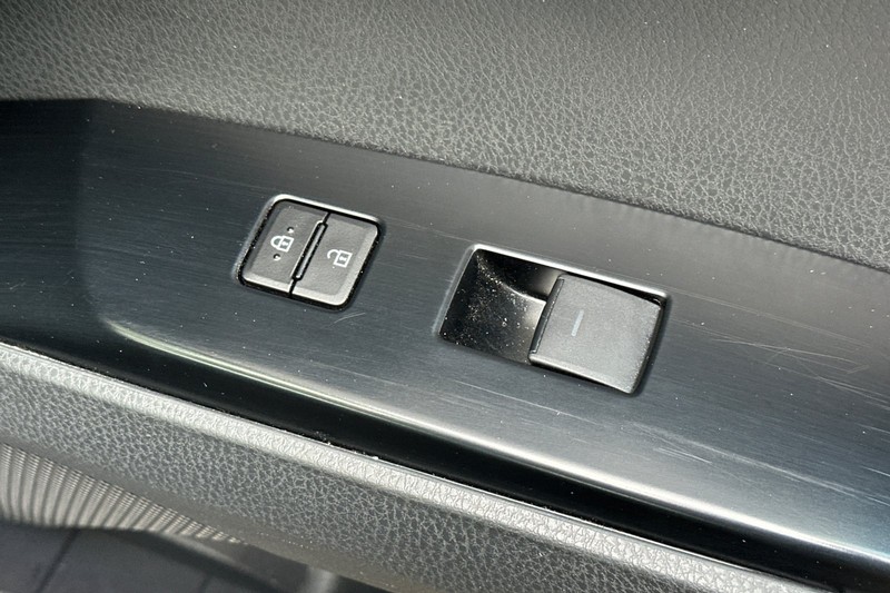 Toyota Camry Vehicle Full-screen Gallery Image 21