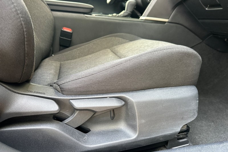 Toyota Camry Vehicle Full-screen Gallery Image 22