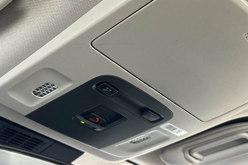 Toyota Camry Vehicle Full-screen Gallery Image 23