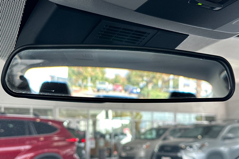 Toyota Camry Vehicle Full-screen Gallery Image 24