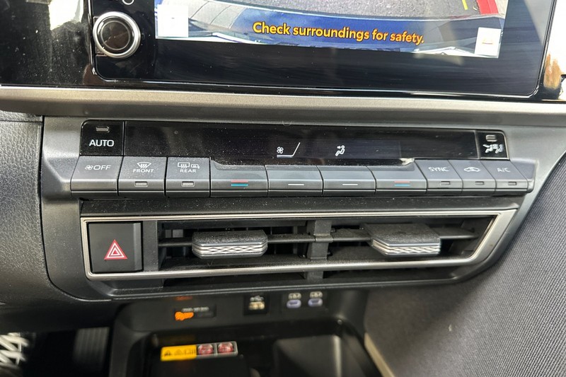 Toyota Camry Vehicle Full-screen Gallery Image 27