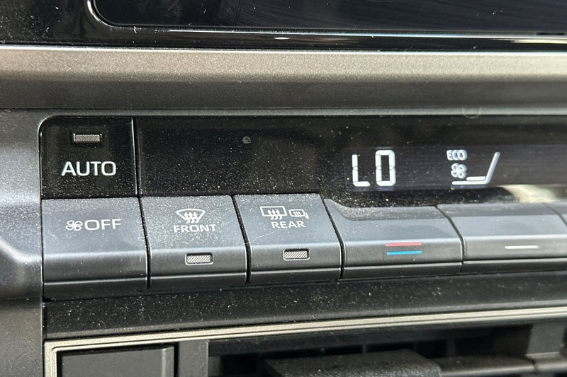 Toyota Camry Vehicle Full-screen Gallery Image 28