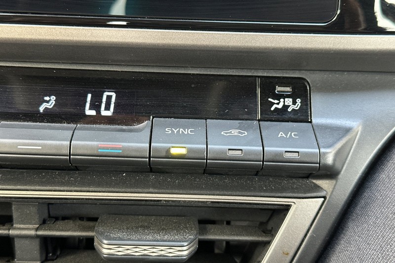 Toyota Camry Vehicle Full-screen Gallery Image 29