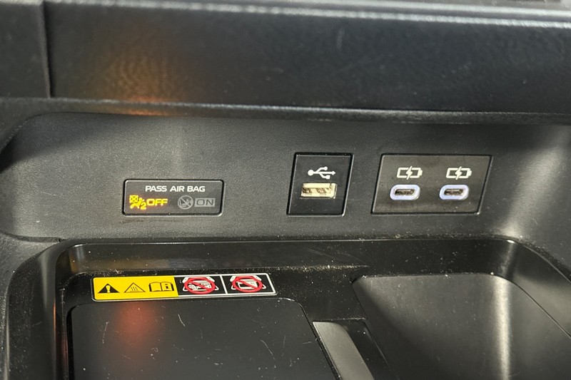 Toyota Camry Vehicle Full-screen Gallery Image 30