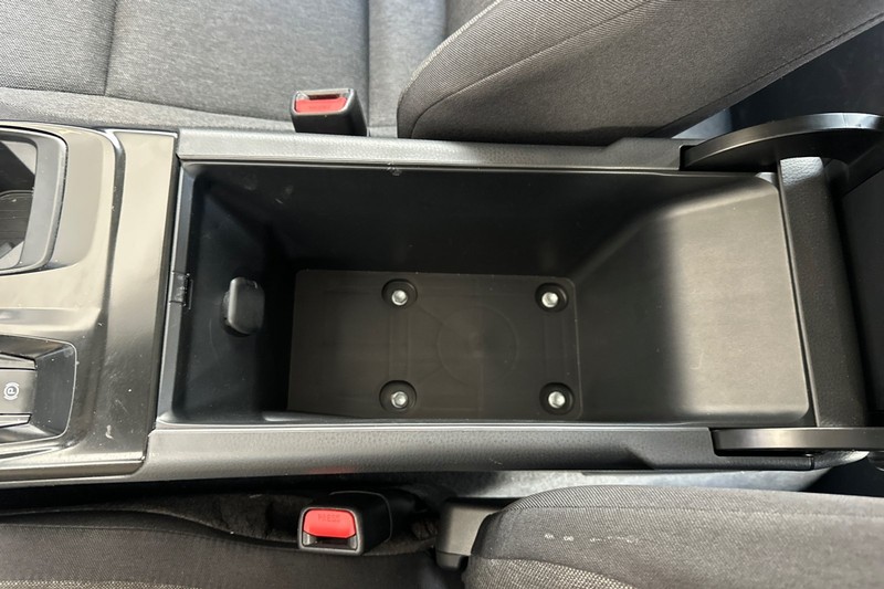 Toyota Camry Vehicle Full-screen Gallery Image 32