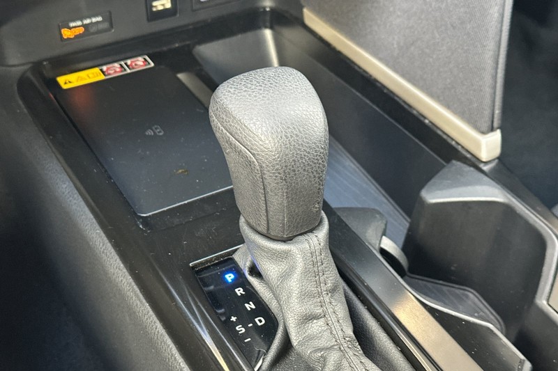 Toyota Camry Vehicle Full-screen Gallery Image 33