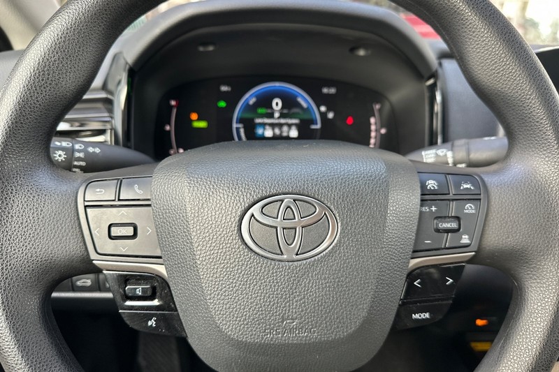 Toyota Camry Vehicle Full-screen Gallery Image 35