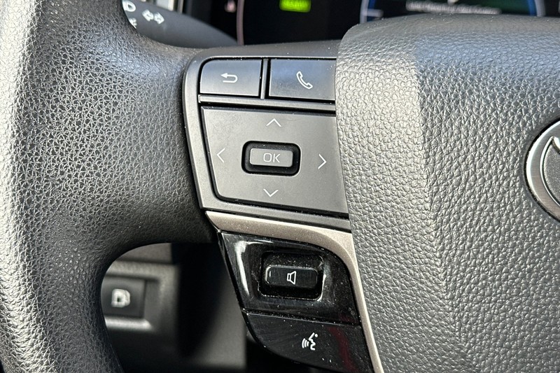 Toyota Camry Vehicle Full-screen Gallery Image 36