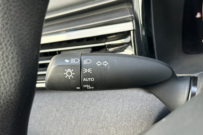 Toyota Camry Vehicle Full-screen Gallery Image 37