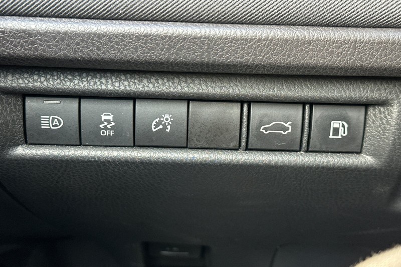 Toyota Camry Vehicle Full-screen Gallery Image 42