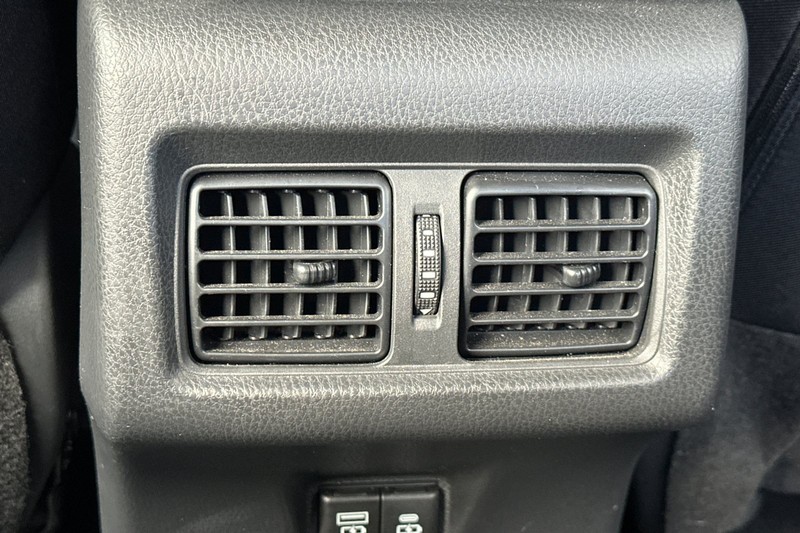 Toyota Camry Vehicle Full-screen Gallery Image 43