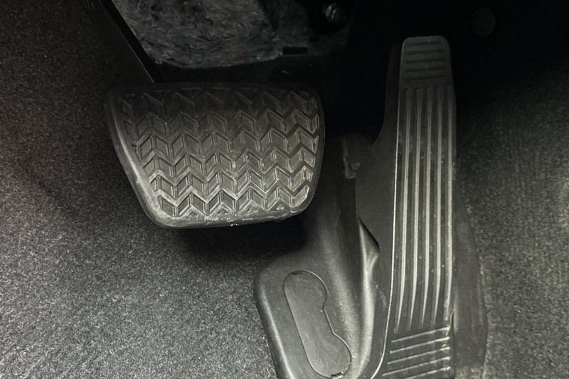 Toyota Camry Vehicle Full-screen Gallery Image 44