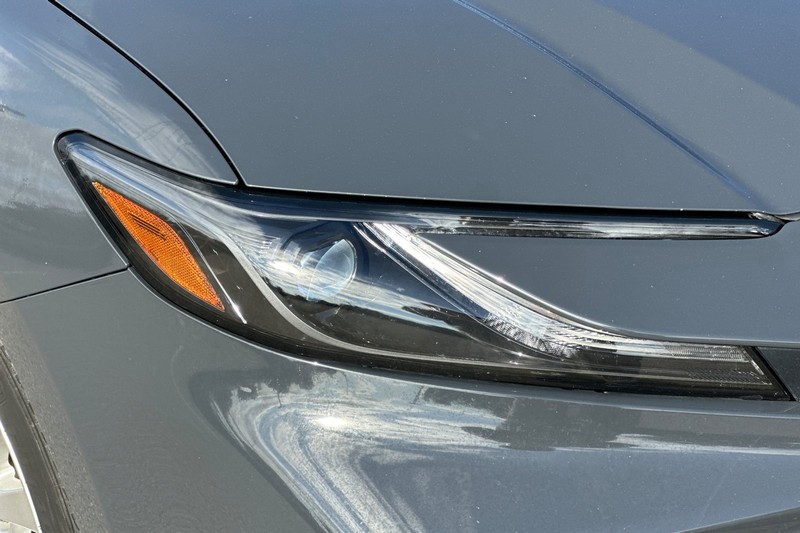 Toyota Camry Vehicle Full-screen Gallery Image 46