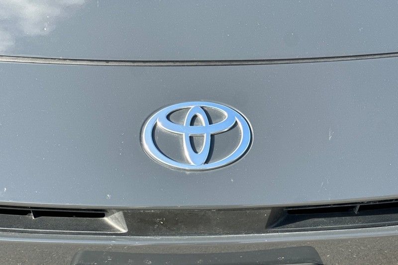 Toyota Camry Vehicle Full-screen Gallery Image 47