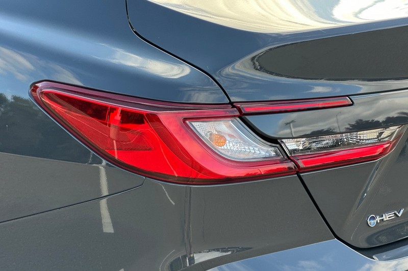 Toyota Camry Vehicle Full-screen Gallery Image 48