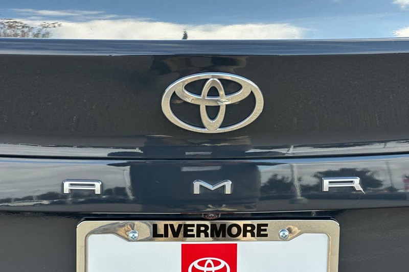 Toyota Camry Vehicle Full-screen Gallery Image 49