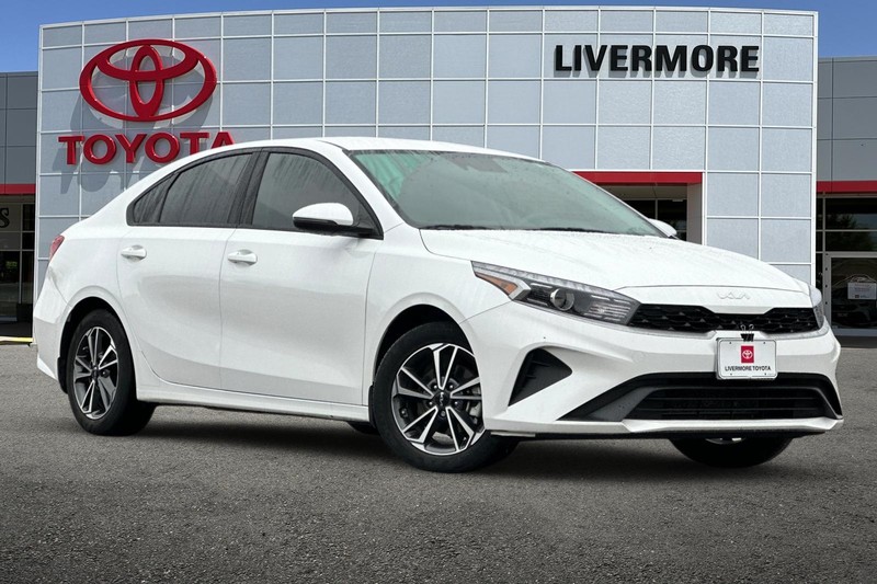 Kia Forte Vehicle Full-screen Gallery Image 02