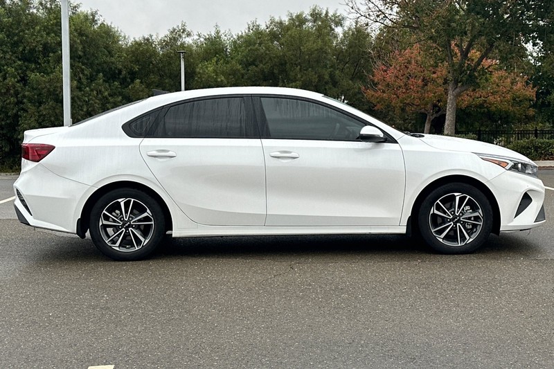 Kia Forte Vehicle Full-screen Gallery Image 03