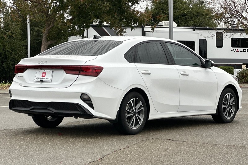 Kia Forte Vehicle Full-screen Gallery Image 04