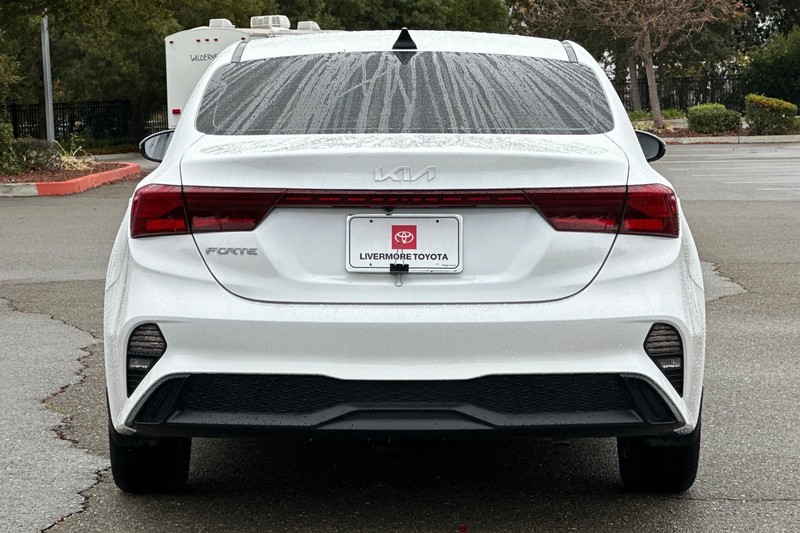 Kia Forte Vehicle Full-screen Gallery Image 05