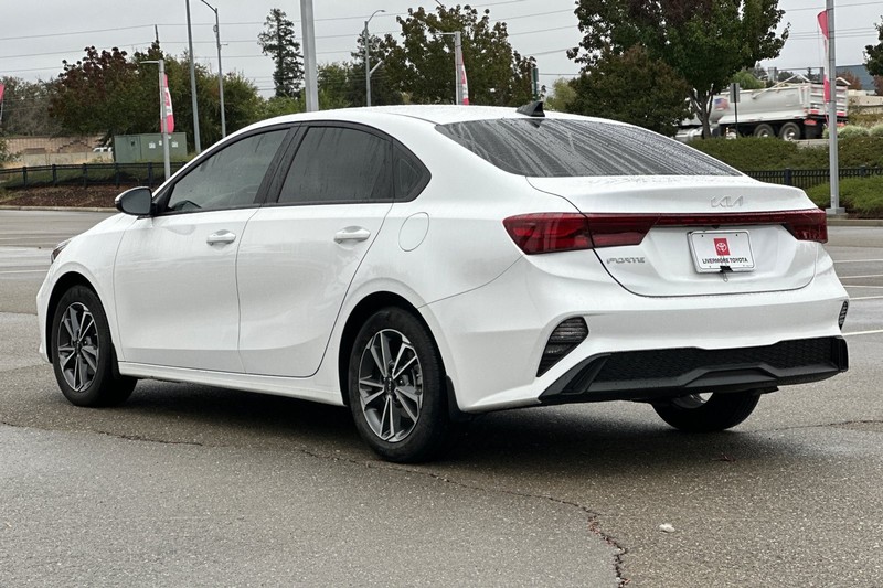 Kia Forte Vehicle Full-screen Gallery Image 06