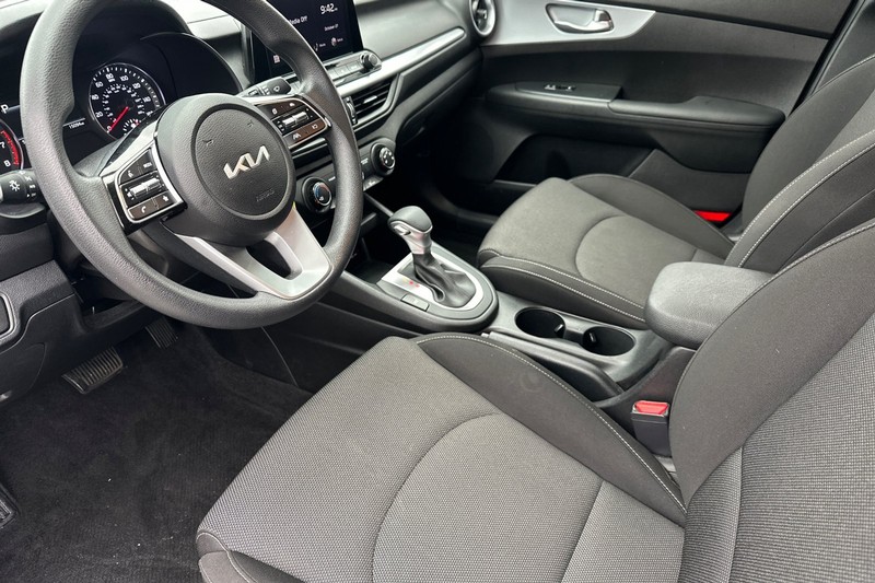 Kia Forte Vehicle Full-screen Gallery Image 10