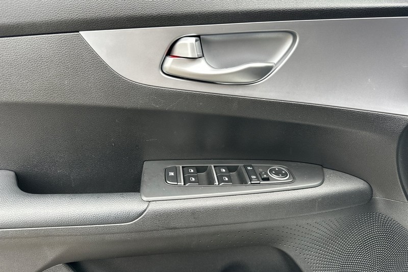 Kia Forte Vehicle Full-screen Gallery Image 11