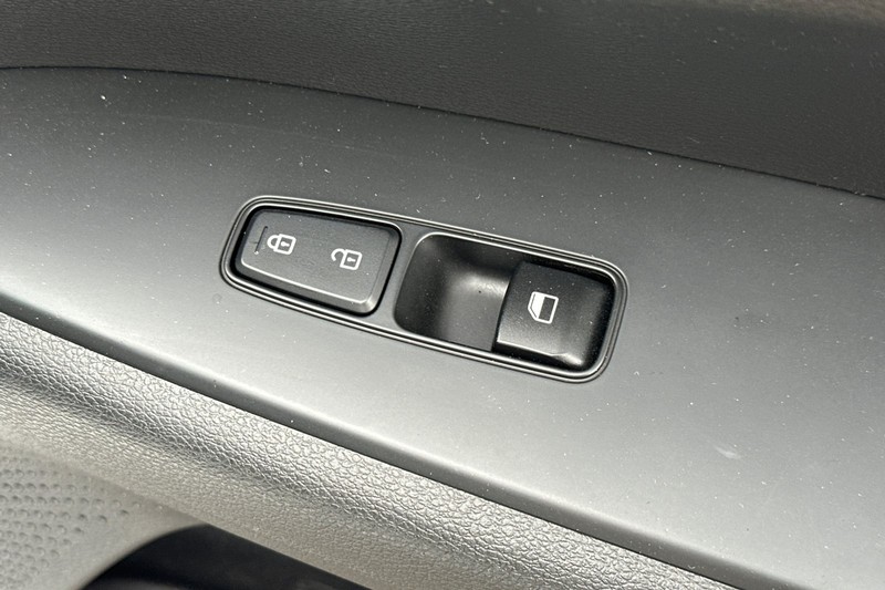 Kia Forte Vehicle Full-screen Gallery Image 21