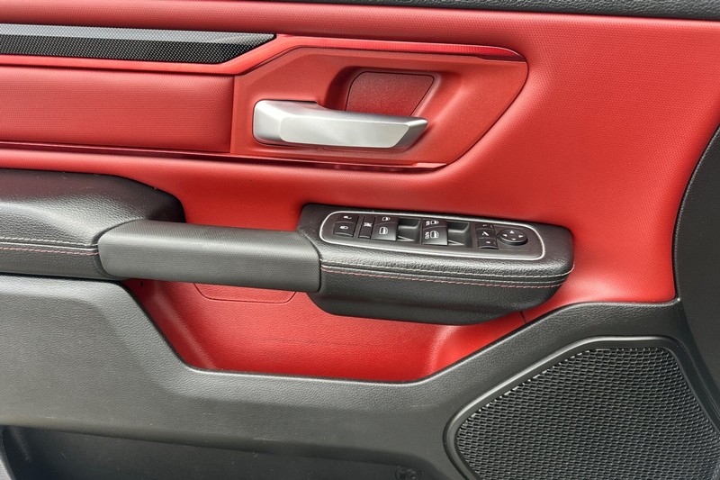 Ram 1500 Vehicle Full-screen Gallery Image 11