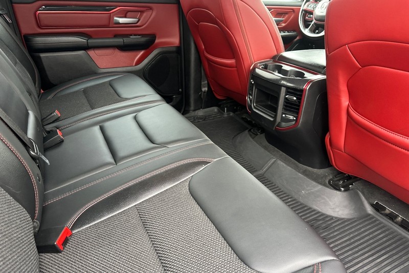 Ram 1500 Vehicle Full-screen Gallery Image 17