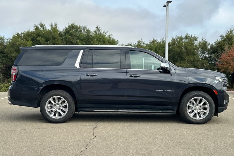 Chevrolet Suburban Vehicle Full-screen Gallery Image 03