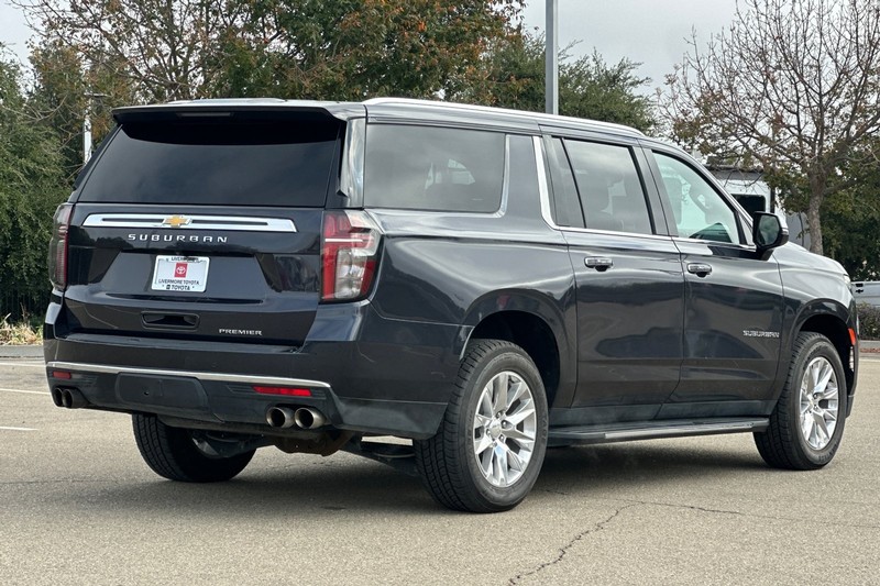 Chevrolet Suburban Vehicle Full-screen Gallery Image 04