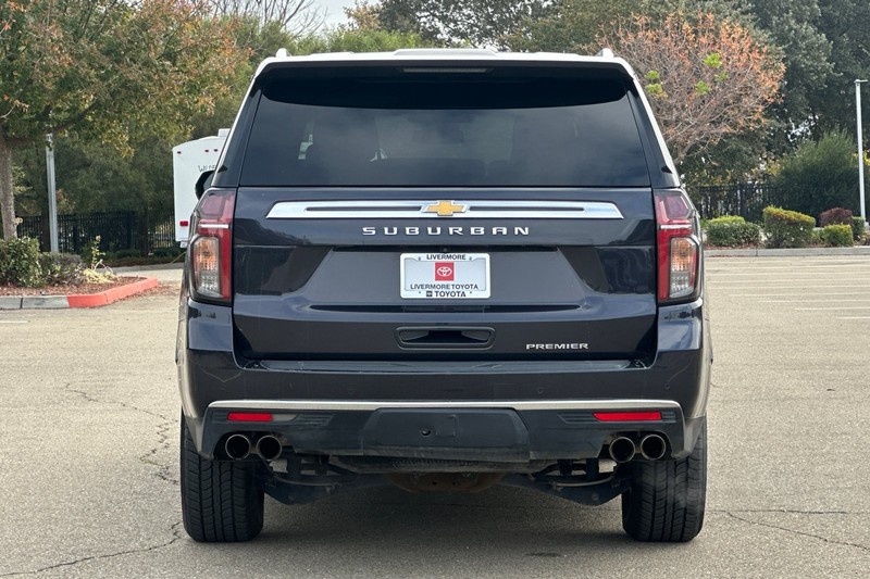 Chevrolet Suburban Vehicle Full-screen Gallery Image 05