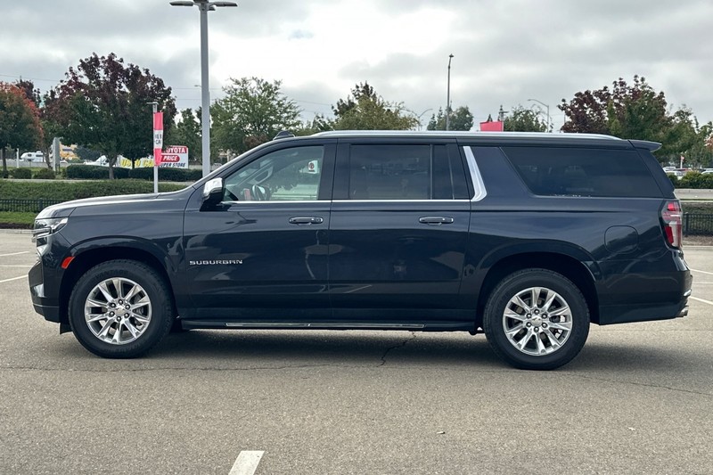 Chevrolet Suburban Vehicle Full-screen Gallery Image 07