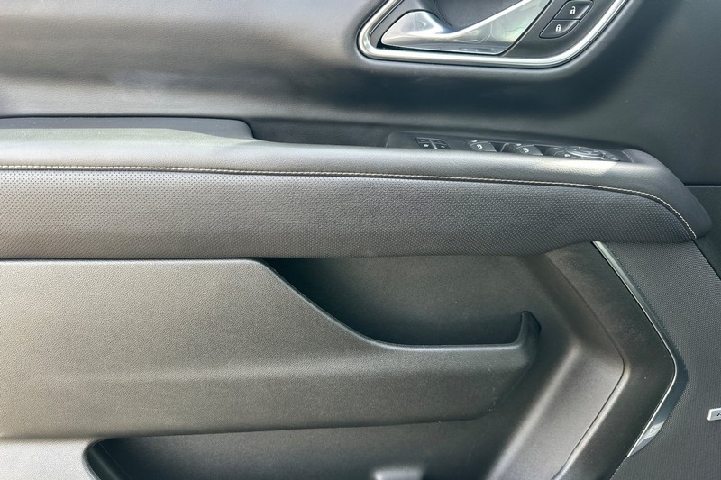 Chevrolet Suburban Vehicle Full-screen Gallery Image 11