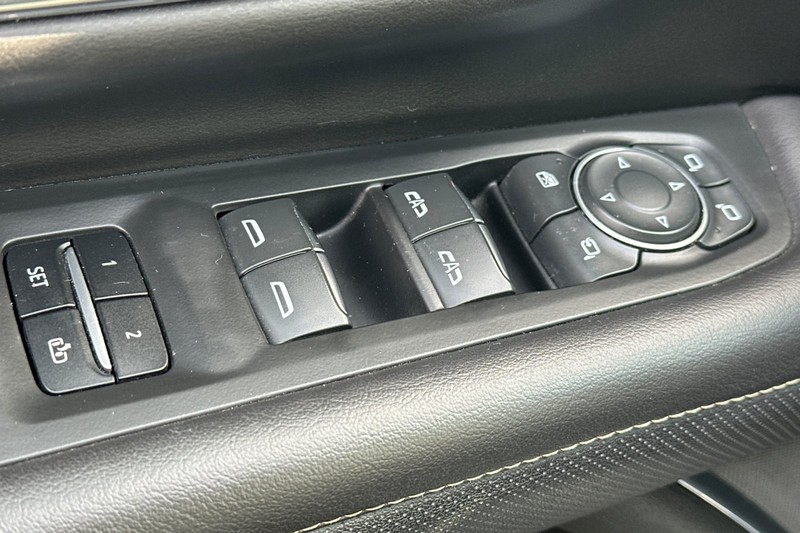 Chevrolet Suburban Vehicle Full-screen Gallery Image 12