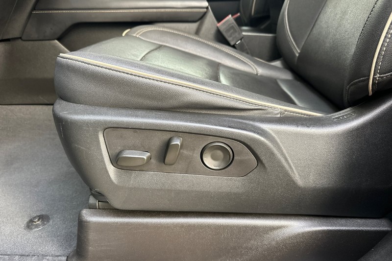 Chevrolet Suburban Vehicle Full-screen Gallery Image 13