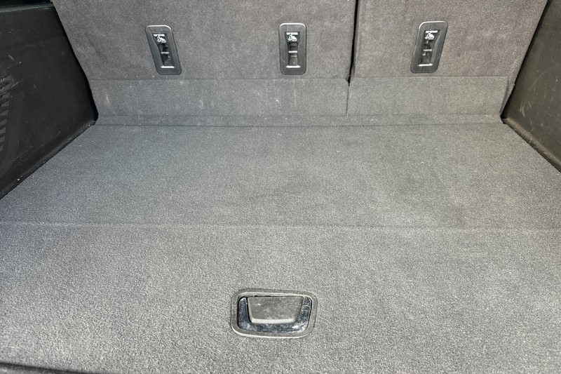 Chevrolet Suburban Vehicle Full-screen Gallery Image 17