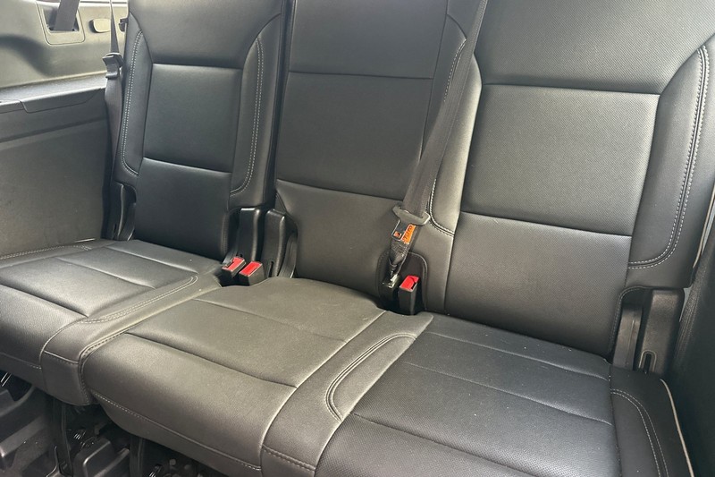 Chevrolet Suburban Vehicle Full-screen Gallery Image 18