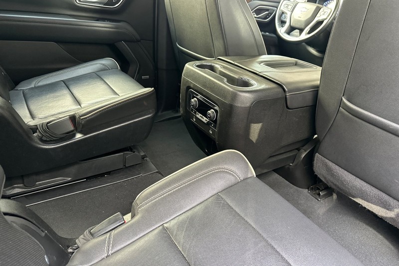 Chevrolet Suburban Vehicle Full-screen Gallery Image 19