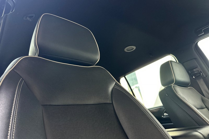 Chevrolet Suburban Vehicle Full-screen Gallery Image 21