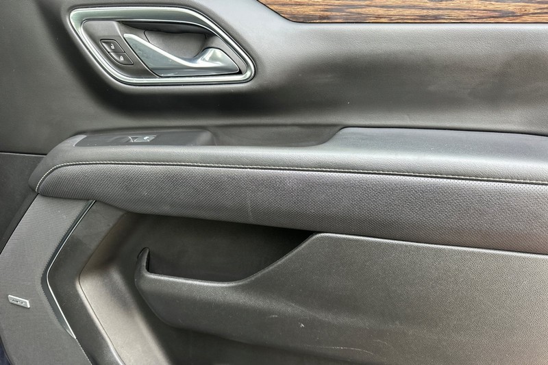 Chevrolet Suburban Vehicle Full-screen Gallery Image 22