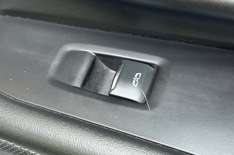 Chevrolet Suburban Vehicle Full-screen Gallery Image 23